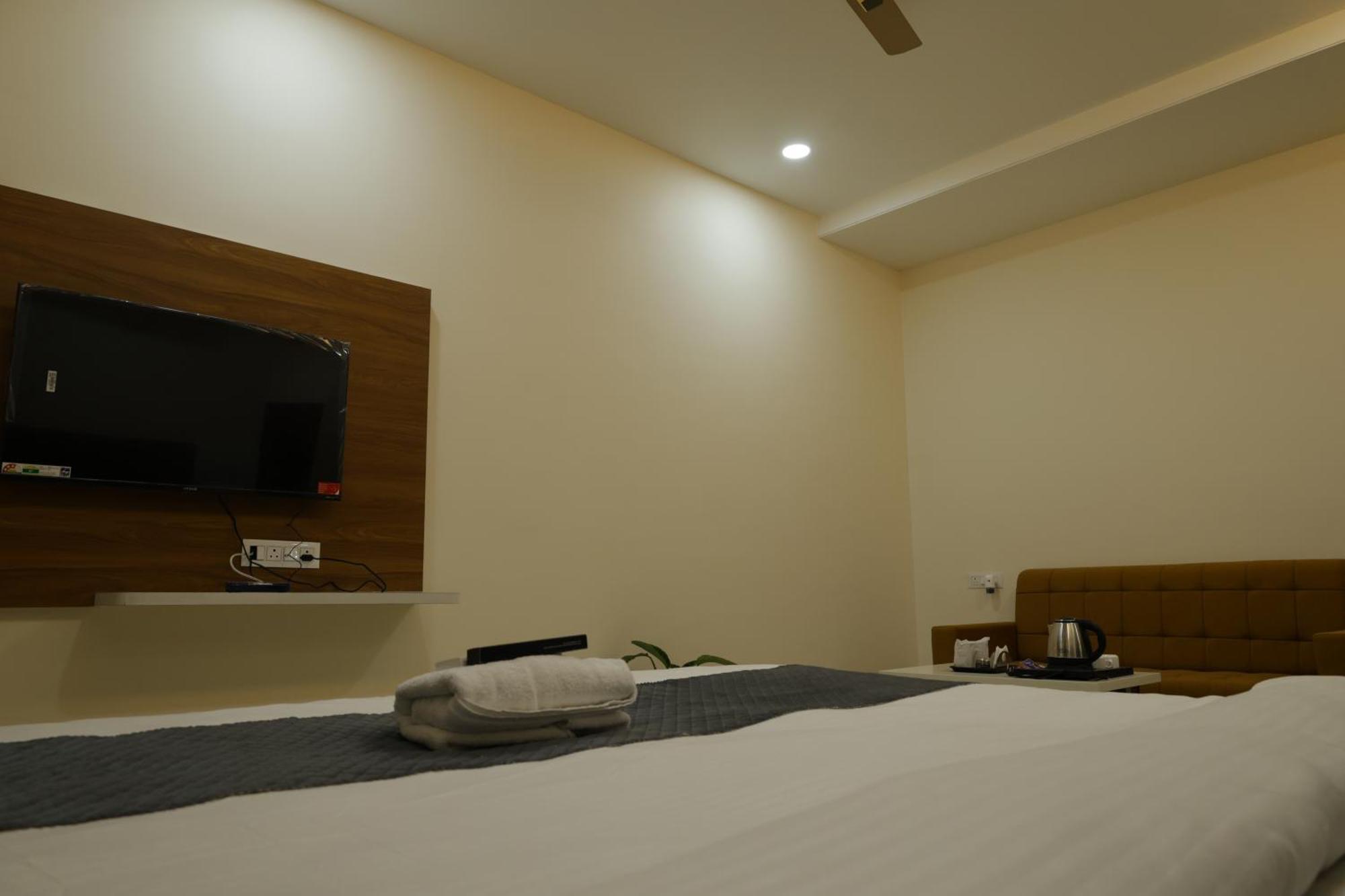 Hotel The Prime Land Hoshangabad Exteriör bild