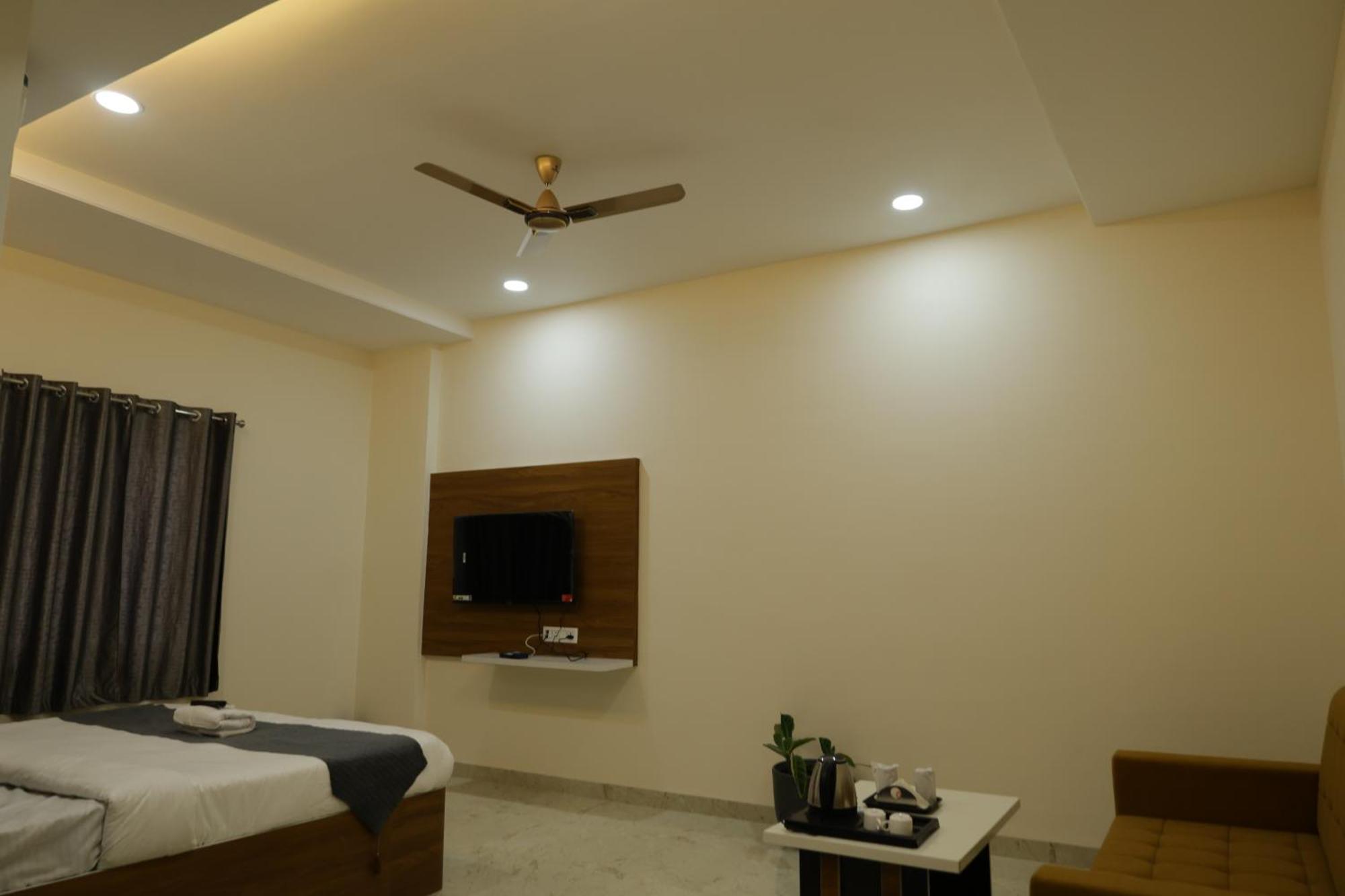 Hotel The Prime Land Hoshangabad Exteriör bild